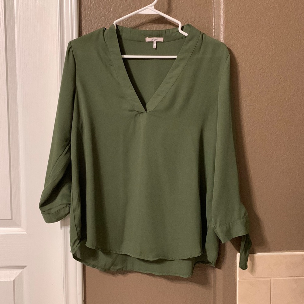 Women’s blouse. Size (M)